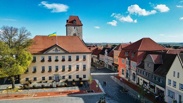 Das Alte Rathaus von Schöningen. Im Erdgeschoss ist ein Restaurant