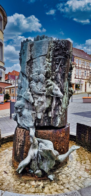 Der Geschichtsbrunnen von Schöningen steht zentral auf dem Marktplatz