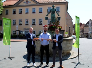 Vertriebsleiter Torben Fuhrberg von der Avacon, Bürgermeister Malte Schneider und Avacon Geschäftsführer Sebastian Weinrich. Foto: Anke Grundmann