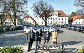 Malte Schneider und das Team von Avacon Connect vor dem Schöninger Marktplatz