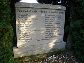 Gedenkstein auf dem Schöninger Friedhof
