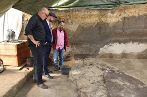 Grabungsleiter Dr. Jordi Serangeli (li.) und Professor Nicolas Conard (re.) zeigen Bürgermeister Malte Schneider die jüngsten Sensationsfunde.